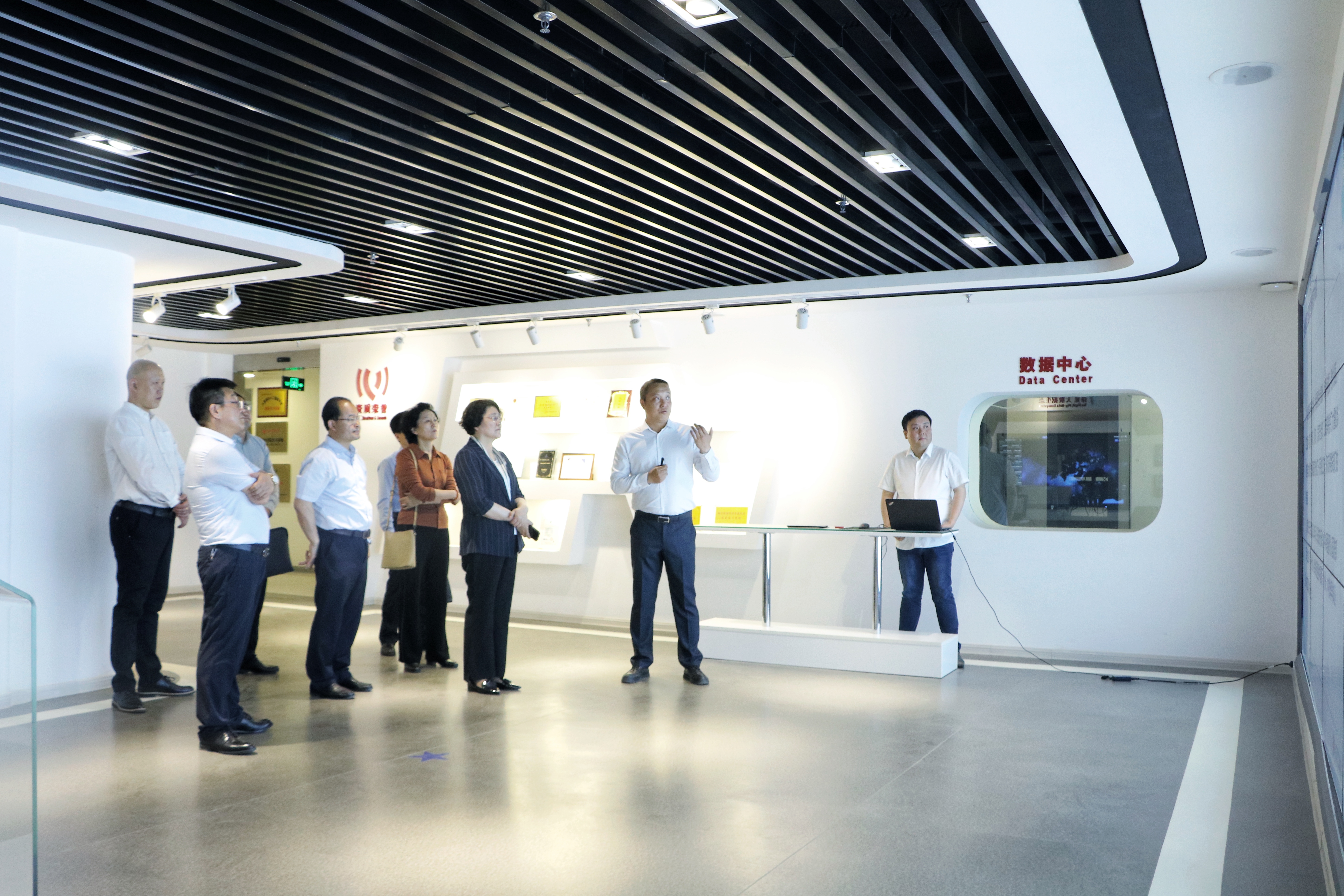 1682303997734026.jpg 3宋樹(shù)紅一行參觀公司大數(shù)據(jù)與人工智能展廳.jpg